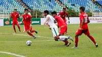 Pemain Timnas Indonesia U-19, Rafli Mursalim, saat pertandingan melawan Myanmar pada laga Piala AFF U-18 di Stadion Thuwunna, Minggu, (17/9/2017). Indonesia menang 7-1 atas Myanmar. (Liputan6.com/Yoppy Renato)