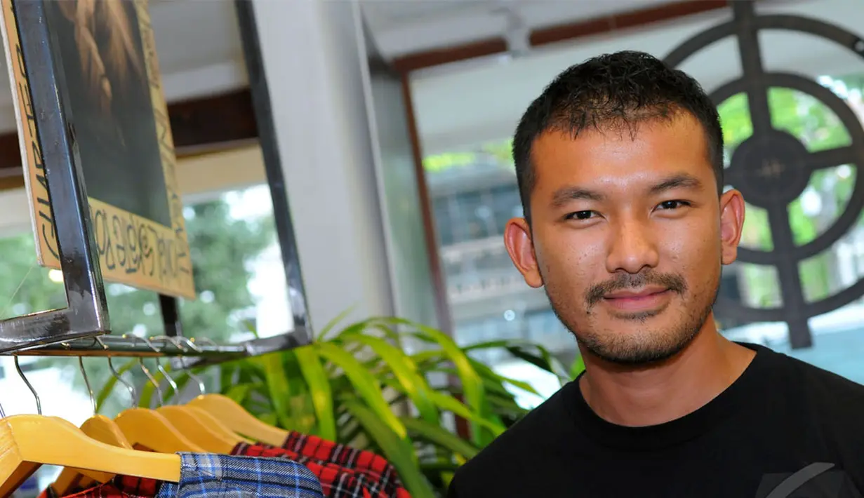  Rio Dewanto punya kesibukan baru, sekarang ia adalah salah satu pemilik clothing line bertajuk Hunted (Liputan6.com/Faisal R Syam).