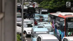 Kondisi arus lalu lintas yang terlihat semrawut di kawasan Tanah Abang, Jakarta, Sabtu (23/12). Kebijakan menutup jalan Jatibaru tersebut agar pedagang kaki lima (PKL) supaya tak lagi berjualan di trotoar. (Liputan6.com/Angga Yuniar)