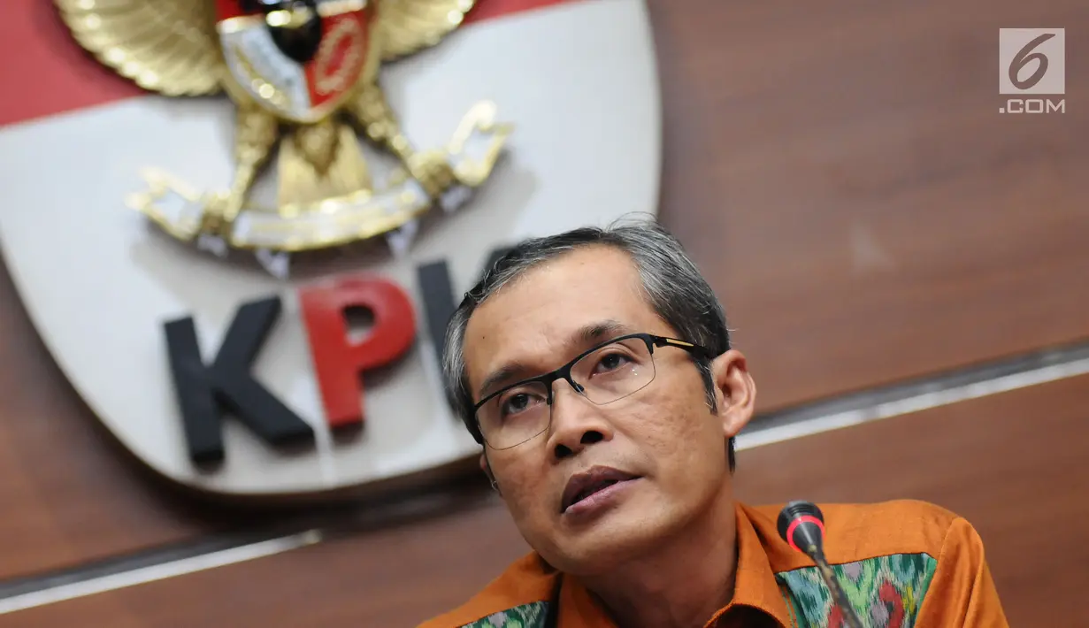 Wakil Ketua KPK Alexander Marwata memberi keterangan terkait hasil OTT kasus dugaan penyuapan pembahasan perda penyertaan modal Kota Banjarmasin ke PDAM di Gedung KPK, Jakarta, Jumat (15/9). (Liputan6.com/Helmi Fithriansyah)