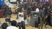 Slank menghibur pengunjung Vape Fair 2022.