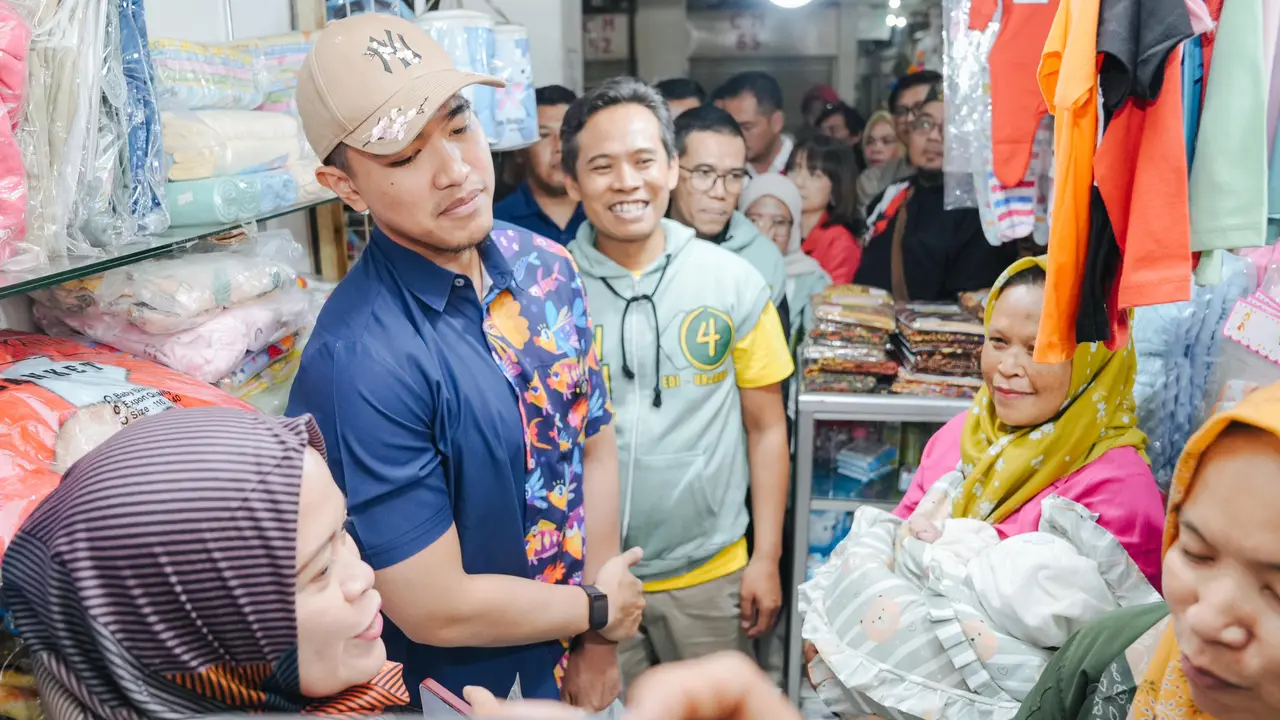Ketua Umum Partai Solidaritas Indonesia (PSI) Kaesang Pangarep menemani pasangan calon Bupati Bandung Barat, Edi Rusyandi-Unjang Asari blusukan ke Pasar Panorama Lembang.