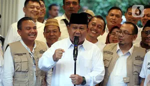 Ketua Umum Partai Gerindra Prabowo Subianto (tengah) bersama relawan Jokowi Mania (Joman) menyampaikan keterangan pers usai melakukan pertemuan di Rumah Kertanegara, Jakarta, Kamis (16/2/2023). Dalam pertemuan tersebut, relawan Joman sepakat mendukung Prabowo Subianto untuk Pilpres 2024 dan bertransformasi menjadi Prabowo Mania 08. (Liputan6.com/Johan Tallo)