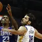 Pemain Clippers, Lou Williams (kiri) meewati adangan pemain Warriors, Omri Casspi pada laga NBA basketball game di Staples Center, Los Angeles, (6/1/2018). Warriors 121-105. (AP/Alex Gallardo)