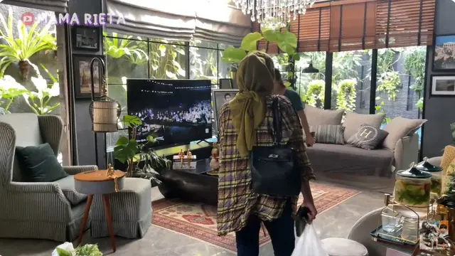 7 Potret Rumah Amy Qanita Ibunda Raffi Ahmad, Klasik dan Asri Penuh Tanaman