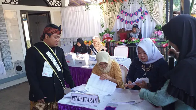 Panitia TPS 21 Kampung Panyingkiran, Desa Situsaeur, Kecamatan Karangpawitan, Garut menyulap TPS layaknya acara kondangan