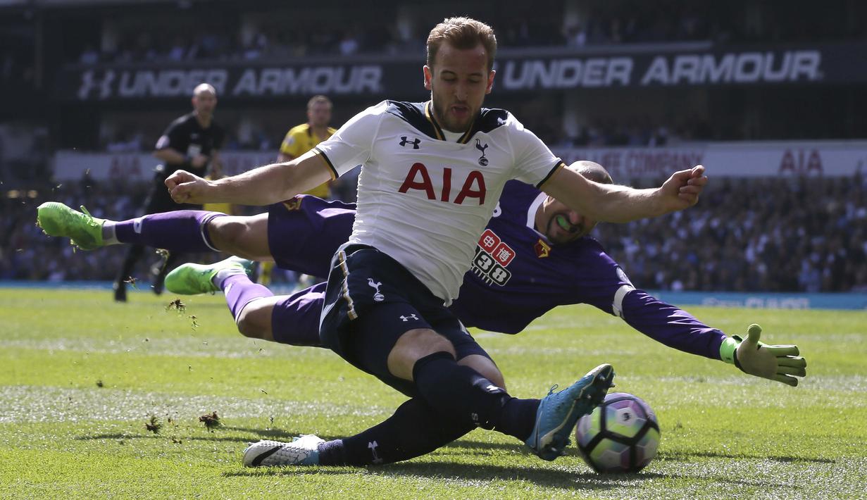 Aksi pemain Tottenham, Harry Kane mengecoh kiper Watford, Heurelho Gomes, pada lanjutan Premier League pekan ke-32 di  White Hart Lane, London, (8/4/2017). Tottenham menang 4-0. (AP/Tim Ireland)