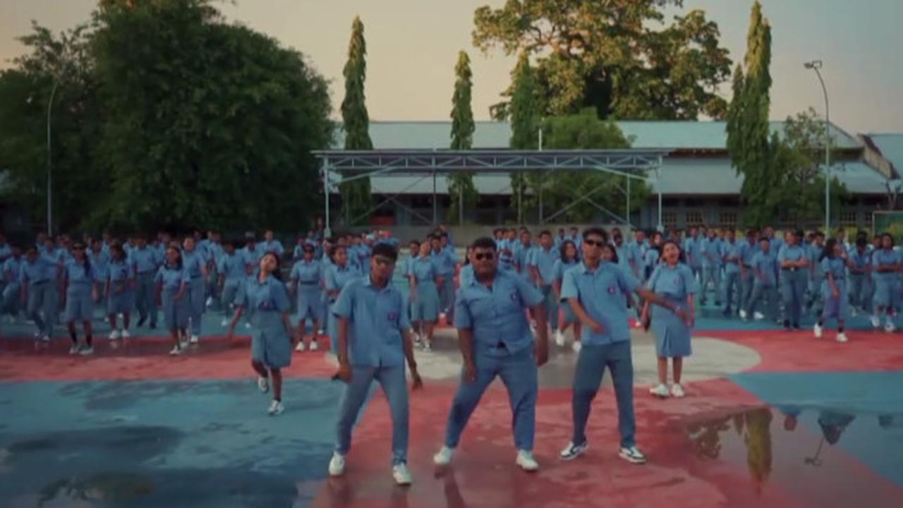 Bukan Tren Stecu-Stecu Apalagi Velocity, Aksi Seru Siswa-Siswi Indonesia Viral Tiru Rapper AS Kendrick Lamar 'They Not Like us'