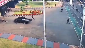 Momen Nekat Pikap Terobos Gerbang Pancasila DPR Saat Demo 27 Agustus