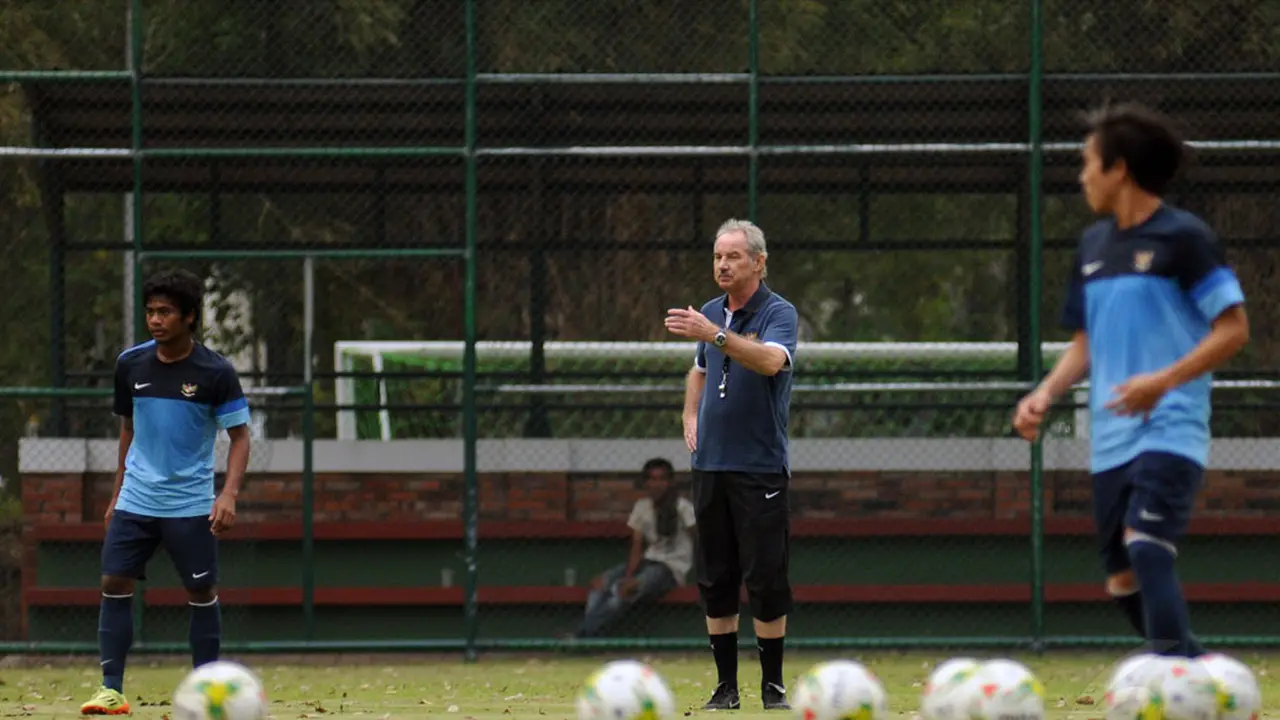 Pemain Timnas U19 Indonesia Berlatih Bersama Seniornya