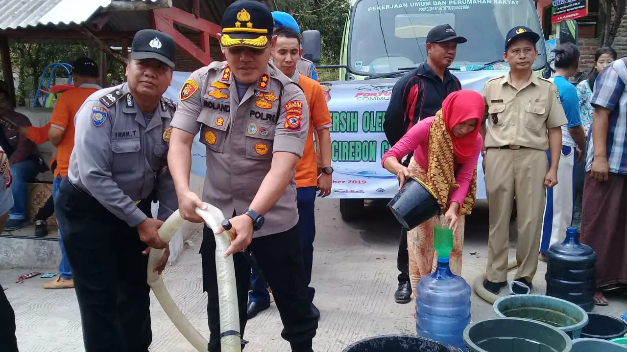 Warga Cirebon Mengandalkan Bantuan Air Bersih Ditengah Kemarau Panjang