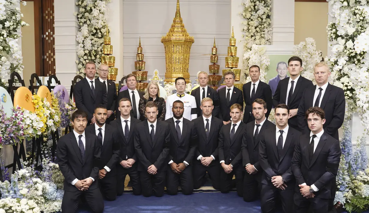Para pemain Leicester foto bersama saat menghadiri upacara pemakaman Vichai Srivaddhanaprabha di Bangkok, Minggu (4/11). Pria asal Thailand itu meninggal dunia akibat kecelakaan helicopter. (AFP/HO)