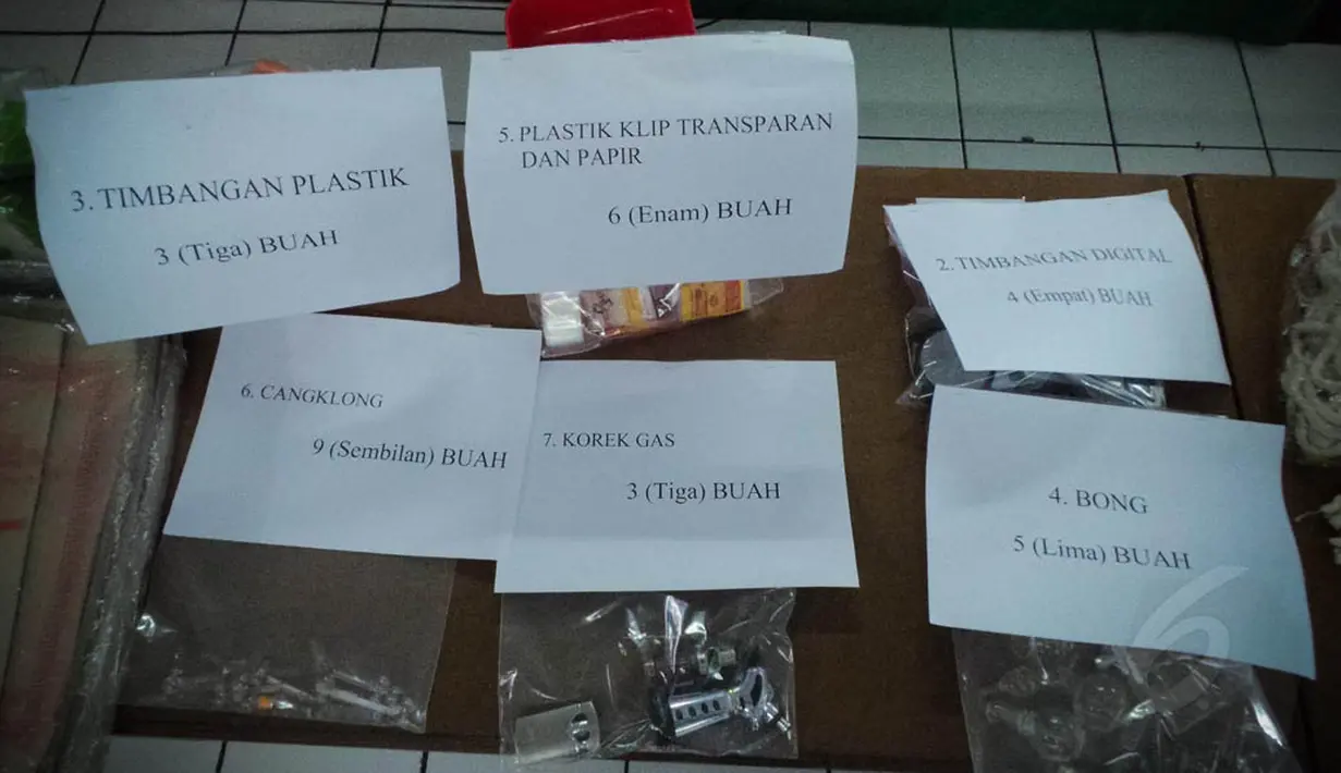 Dalam hasil penggerebekan, ditemukan 5 kilogram ganja kering, dan 5 gram sabu di ruangan senat mahasiswa. (Liputan6.com/Faizal Fanani)