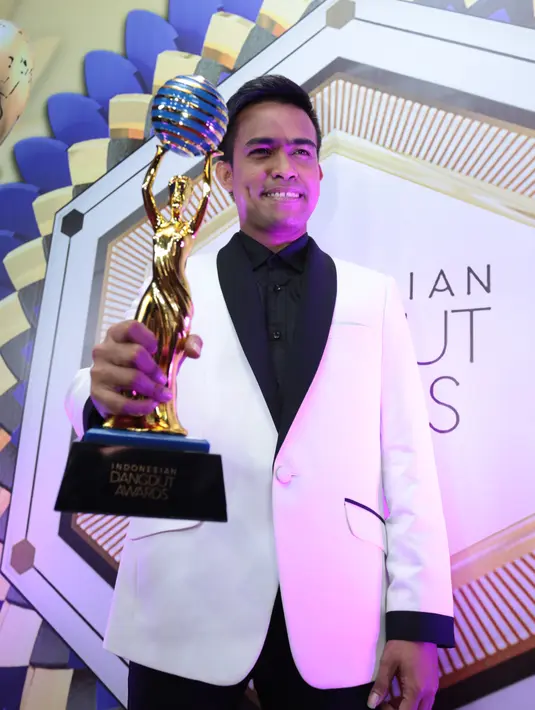 Fildan Rahayu penyanyi jebolan ajang D'Academy 4 itu berhasil meraih sebagai penyanyi Penyanyi Dangdut Pendatang Baru Pria Terpopuler IDA 2017. Ia berhasil mengalahkan Dimas Tedjo, Rafi DA, Teguh DA. (Deki Prayoga/Bintang.com)