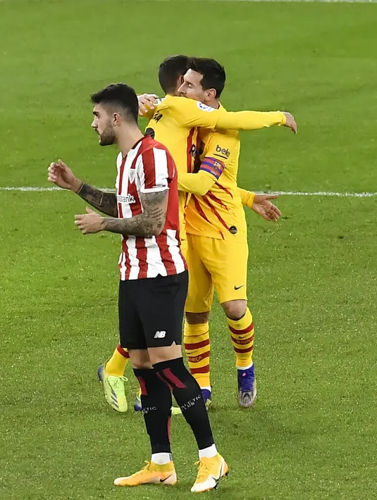 Pemain Barcelona Lionel Messi (kanan) merayakan golnya ke gawang Athletic Bilbao bersama rekan setimnya Jordi Alba pada pertandingan Liga Spanyol di Stadion San Mames, Bilbao, Spanyol, Rabu (6/1/2021). Barcelona menang 3-2 dengan dua gol dari Lionel Messi. (AP Photo/Alvaro Barrientos)