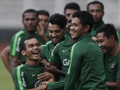 Pemain Timnas Indonesia, Riko Simanjuntak, tertawa saat latihan di Stadion Madya, Jakarta, Senin (21/3). Latihan ini persiapan jelang laga persahabatan melawan Myanmar. (Bola.com/M. Iqbal Ichsan)
