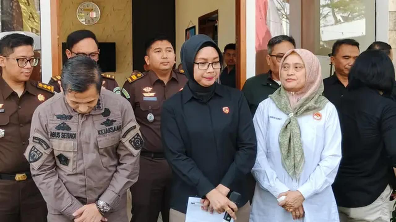 Rekonstruksi kasus penganiayaan Taufik Hidayat terhadap Yuvita Tri Rezeki di Mapolda Jabar, Kamis (2/7/2026). (Azzura Galexia/merdeka.com).