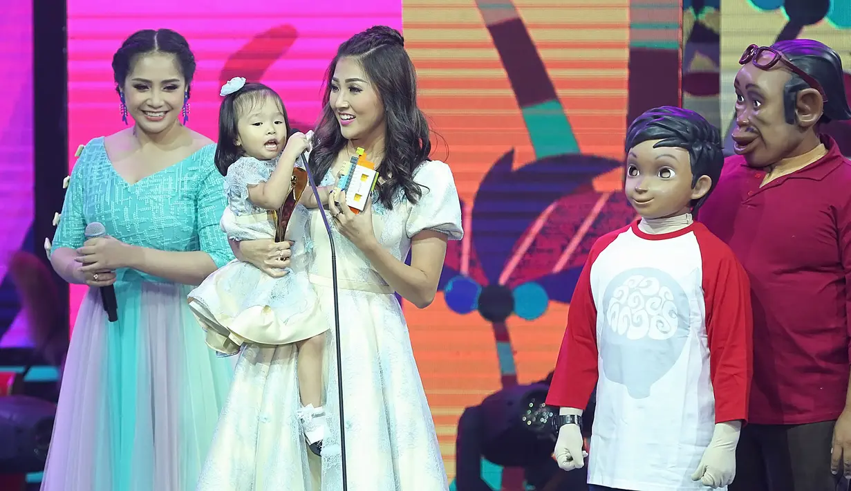 Mom & Kids Awards 2017 disiarkan secara langsung di MNCTV, Rabu (13/12/2017), dan melahirkan banyak nama sebagai pemenang. Salah satunya adalah Thalia Putri Onsu dan Ruben Onsu yang menang sebagai  Daddy and Kids Kesayangan. (Bambang E.Ros/Bintang.com)