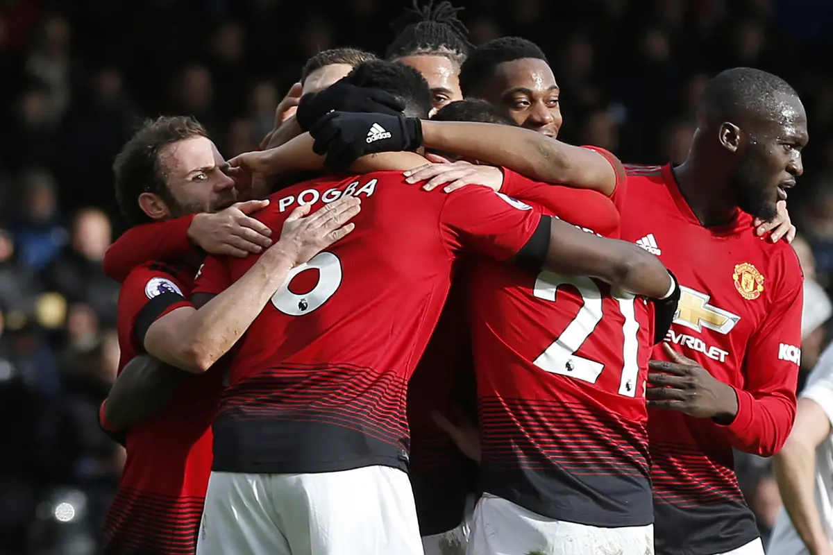 Para pemain Manchester United merayakan gol yang dicetak Paul Pogba ke gawang Fulham. (AFP/Ian Kington)