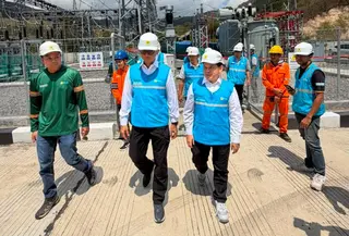 Direktur Utama PLN, Darmawan Prasodjo (kedua dari kiri) didampingi Direktur Transmisi dan Perencanaan Sistem PLN, Daniel Tampubolon (ketiga dari kiri) pada Minggu, (16/8/2926) meninjau langsung GI Rangko pascagempa yang melanda Flores, NTT.