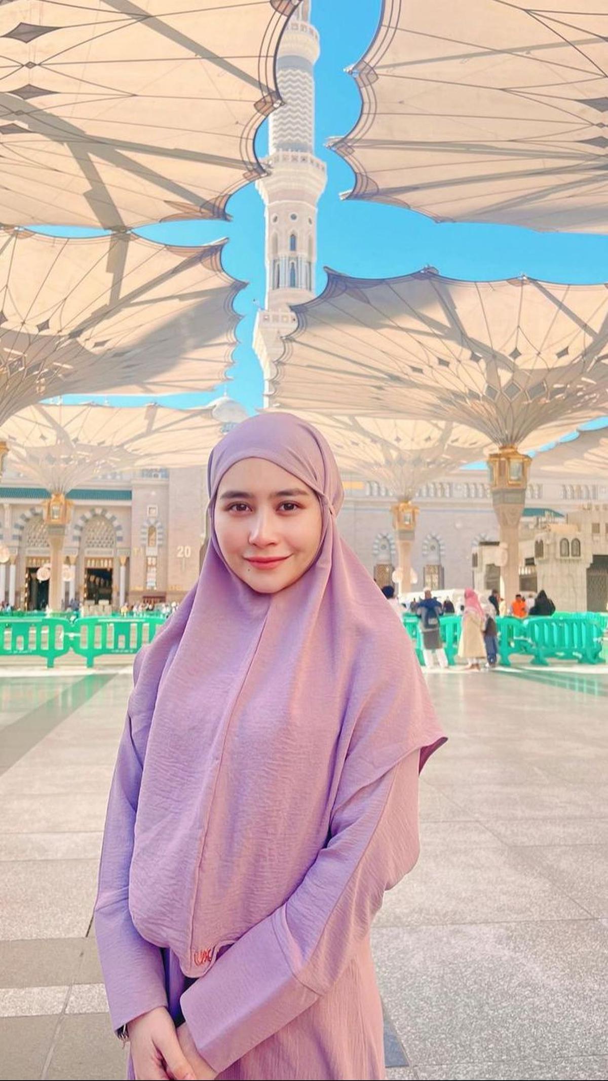 Tampaknya, Prilly ingin fokus beribadah sehingga dia hanya menggambarkan kata singkat di unggahannya.