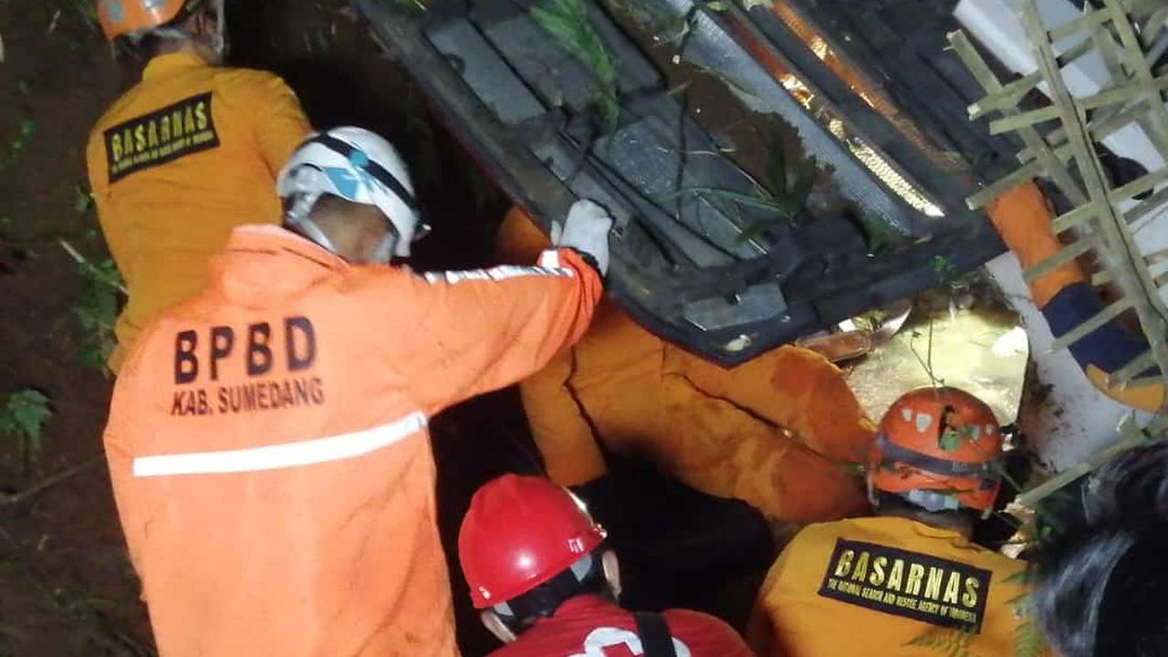 Tim SAR evakuasi korban kecelakaan bus di Sumedang.