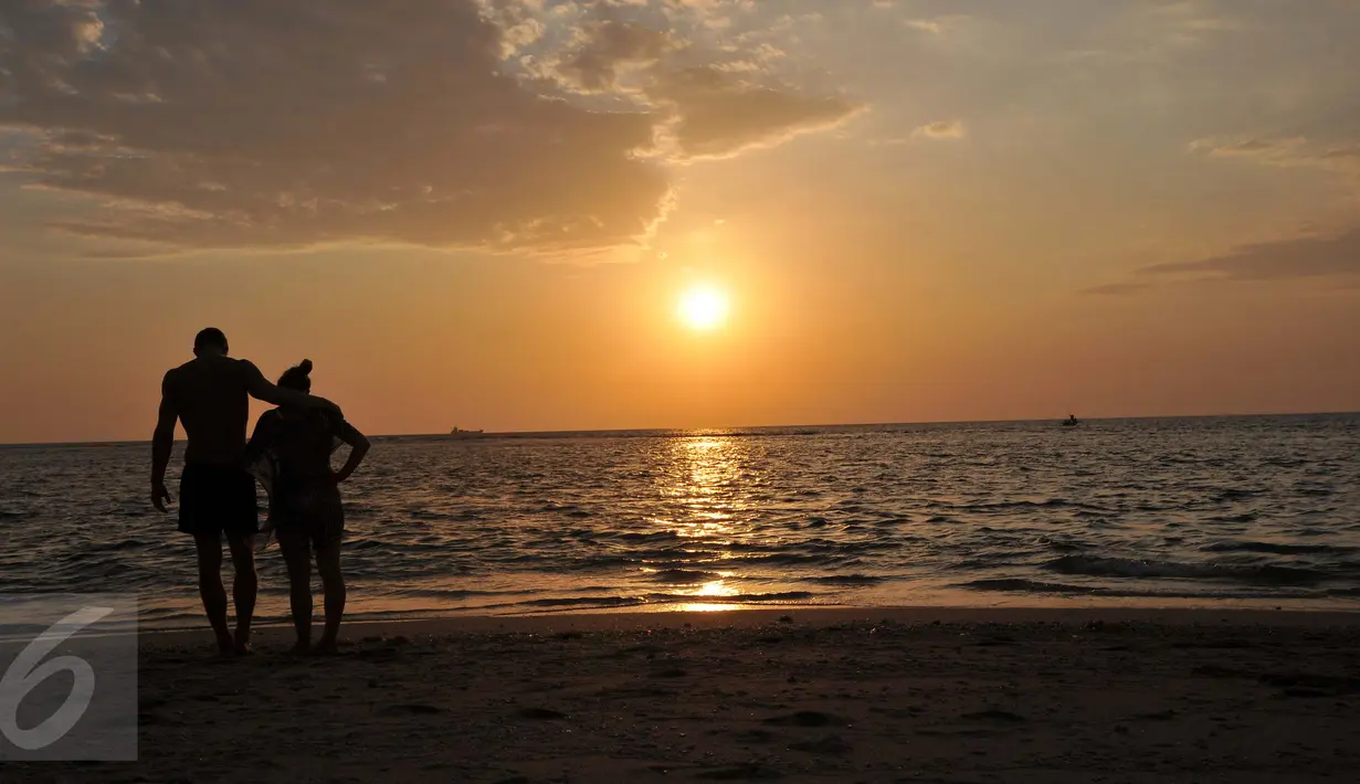 Wisatawan menikmati keindahan sunset di Pantai Sengigi, NTB (13/10/2015). Pulau Lombok terpilih sebagai pemenang dalam ajang internasional World’s Best Halal Travel Summit di Abu Dhabi, Uni Emirate Arab (UEA).(Liputan6.com/Gempur M Surya)