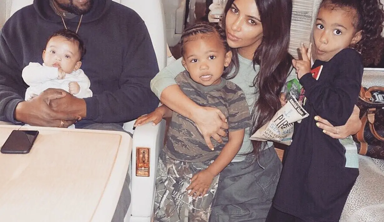 "Terima kasih sudah memberikan keluarga ini dan segala perhatianmu. Terima kasih sudah menginspirasiku setiap hari, aku sangat beruntung!" lanjutnya. (instagram/kimkardashian)