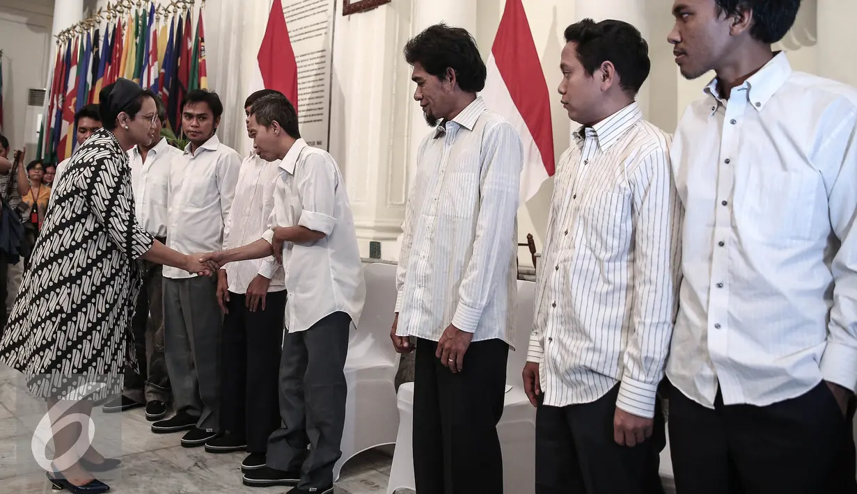 Menlu Retno Marsudi menyalami 10 WNI yang sempat disandera kelompok Abu Sayyaf usai serah terima di Kementerian Luar Negeri, Jakarta, Senin (2/5). Kedatangan 10 WNI Sandera Abu Sayyaf untuk diserahterimakan kepada Keluarga. (Liputan6.com/Faizal Fanani)