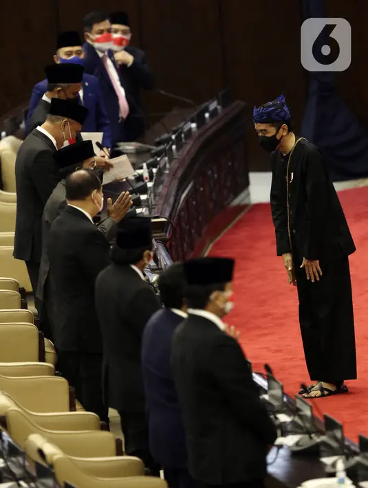 Presiden Joko Widodo atau Jokowi (kanan) memberi salam saat mengikuti Sidang Paripurna DPR 2021 di Gedung Nusantara, Senayan, Jakarta, Senin (16/8/2021). Jokowi membacakan RUU APBN 2022 dan Nota Keuangan. (Liputan6.com/Angga Yuniar)