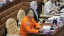 Kepala Basarnas Marsekal Madya TNI Henri Alfiandi (kiri) memberi paparan saat Rapat Kerja/Rapat Dengar Pendapat bersama Menteri Perhubungan, Menteri PUPR, serta Kepala BMKG dengan Komisi V DPR RI di Kompleks Parlemen, Senayan, Jakarta, Rabu (15/2/23). Rapat membahas evaluasi terhadap pelaksanaan Angkutan Libur Natal 2022 dan Tahun Baru 2023. (Liputan6.com/Faizal Fanani)