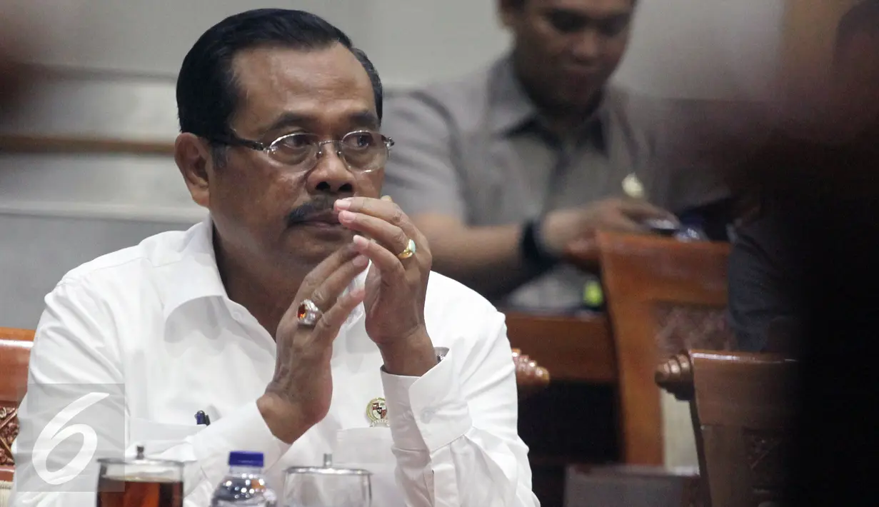 Jaksa Agung H. M. Prasetyo saat rapat dengan Komisi III DPR RI di Kompleks Parlemen, Senayan, Jakarta, Rabu (1/2). Prasetyo mengungkapkan telah mengeksekusi sekitar 1.800 perkara pidana khusus korupsi. (Liputan6.com/Johan Tallo)
