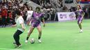 Safira Ika (dua kiri) saat bertanding dalam fun match AXIS Nation Cup 2023 di Istora Senayan, Jakarta, Minggu (15/10/2023). (Bola.com/M Iqbal Ichsan)