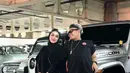 Sosok Santyka terlihat elegan bersanding dengan Sule saat di depan mobil keluaran Jeep ini. Ia banyak dipuji cocok menjadi istri Sule. (Liputan6.com/IG/@ferdinan_sule)