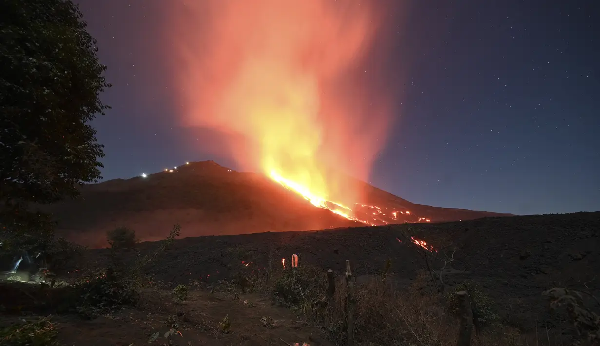 Aliran lava dari Gunung Berapi Pacaya di desa Patrocinio, San Vicente Pacaya, sekitar 60 kilometer selatan kota Guatemala pada Kamis (25/3/2021). Sejak awal Februari 2021 lalu, aktivitas Gunung Pacaya dilaporkan terus aktif. (Johan ORDONEZ / AFP)