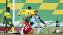 Bek Manchester United, Harry Maguire, mencetak gol ke gawang Norwich City pada laga Piala FA di Carrow Road, Norwich, Sabtu (27/6/2020). Manchester United menang 2-1 atas Norwich City. (AP/Catherine Ivill)
