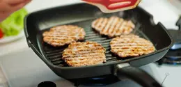 Tekstur tempe yang padat membuatnya ideal dijadikan alternatif pengganti daging. Tak hanya itu, tempe juga mudah menyerap bumbu, sehingga proses marinasi mampu menghasilkan cita rasa yang lebih kaya dan meresap. [Dok/freepik.com/ASphotofamily]