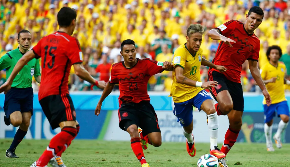 Tiga pemain Meksiko berusaha menahan laju penyerang Brasil, Neymar (kedua dari kanan) di babak penyisihan Piala Dunia Grup A di Estadio Castelao, Fortaleza, (18/6/2014). (REUTERS/Kai Pfaffenbach)