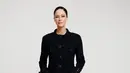 Anna Mouglalis tampil dengan aura refined sophistication lewat setelan hitam klasik khas Chanel. Ia mengenakan tailored jacket berstruktur dengan detail trimming tekstur di bagian tepian, dipadukan celana panjang berpotongan lurus yang memberikan kesan sleek dan powerful. [Dok/Chanel].