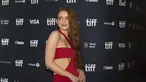 Sadie Sink berpose di karpet merah pada pemutaran perdana film "The Whale" selama  Toronto International Film Festival (TIFF). di Royal Alexandra Theatre, di Toronto, Ontario, Minggu (11/9/2022). Sadie Sink tampil memukau dalam gaun merah seksi. (Tijana Martin/The Canadian Press via AP)