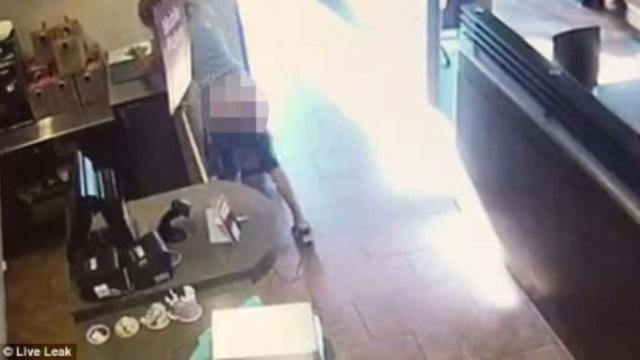 wanita lempar kotoran ke pegawai restoran (Boldsky/Liveleak)