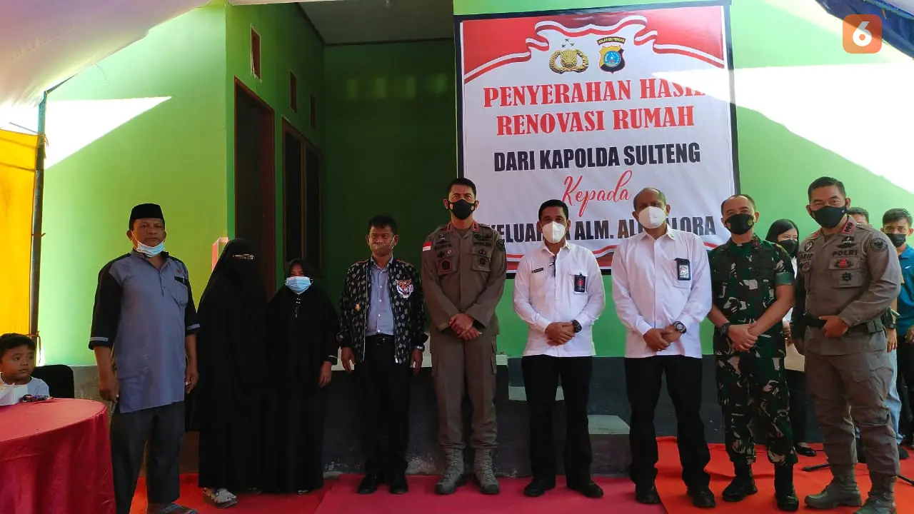 Istri Ali Kalora, Tini Susanti Kaduku alias Umi Fadil saat acara pemberian bantuan