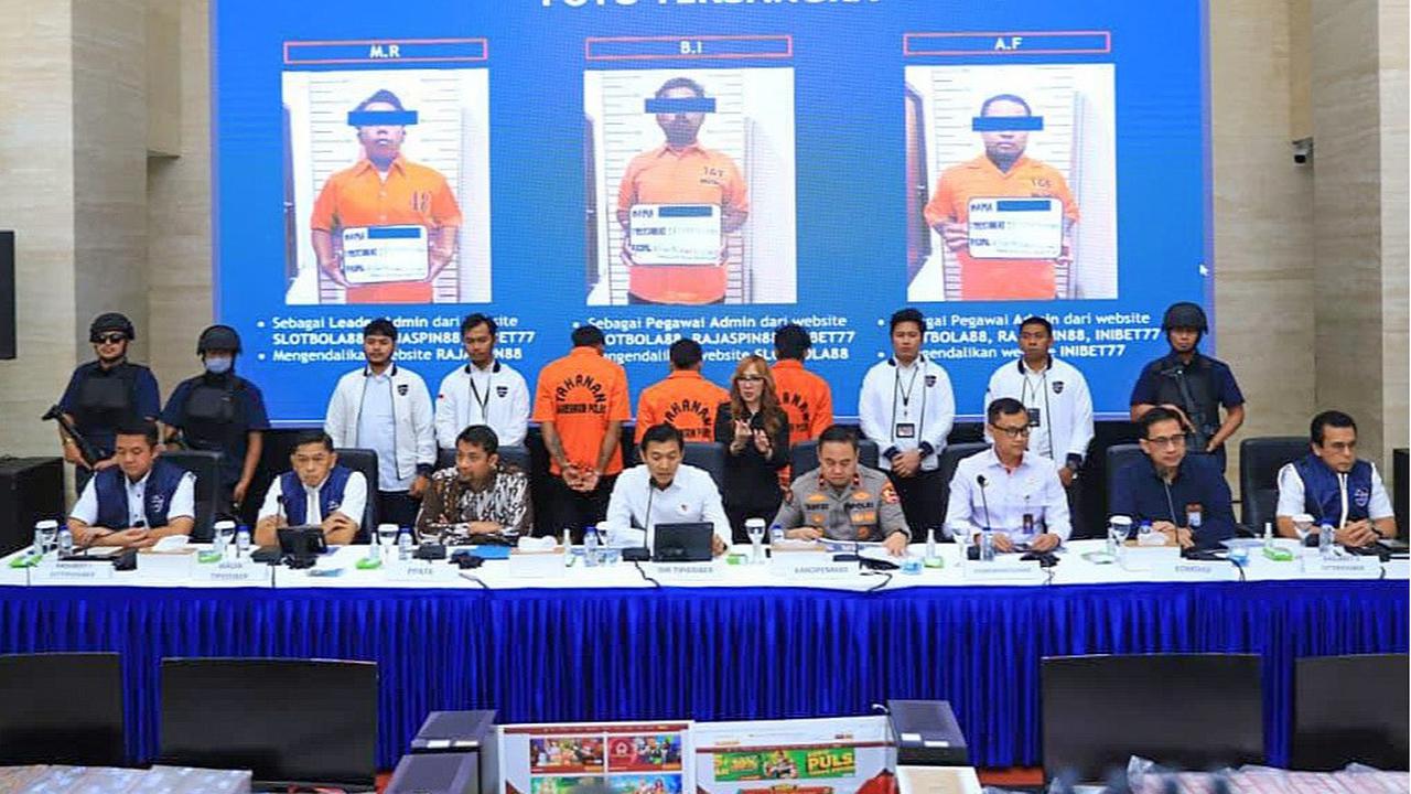 FOTO: Sindikat Judi Online Rp 63,7 Miliar Dibongkar, Tiga Orang Diciduk