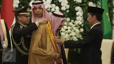 Presiden Joko Widodo memberikan penghargaan kepada Raja Arab Saudi Salman bin Abdulaziz Al-Saud di Istana Bogor, Jawa Barat, Rabu (1/2). Raja Salman mendapat penghargaan Bintang Republik Indonesia Adipurna. (Liputan6.com/Angga Yuniar)