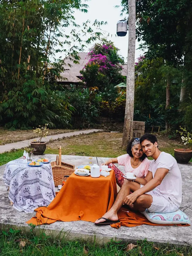 5 Potret Richard Kyle Piknik Bareng Mama di Bali, Sampai Bawa Rantang