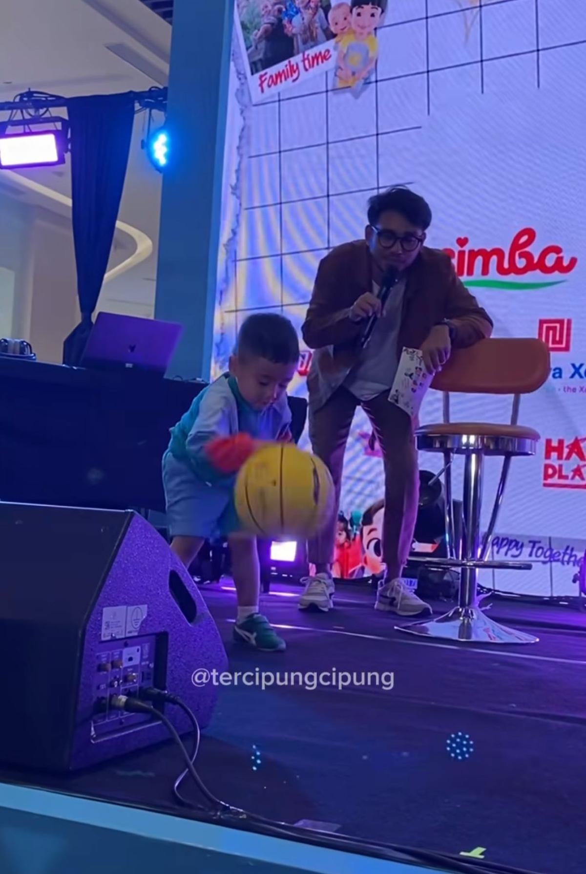7 Potret Rayyanza di Main Bola Basket yang Bikin Netizen Kagum