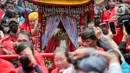 Joli atau tandu diarak dalam Festival Cap Go Meh 2023 di kawasan Glodok, Jakarta, Minggu (5/2/2023). Warga keturunan Tionghoa meyakini dalam perayaan Cap Go Meh para dewa keluar dari surga untuk membagikan keselamatan, kesejahteraan, dan nasib baik. (Liputan6.com/Faizal Fanani)