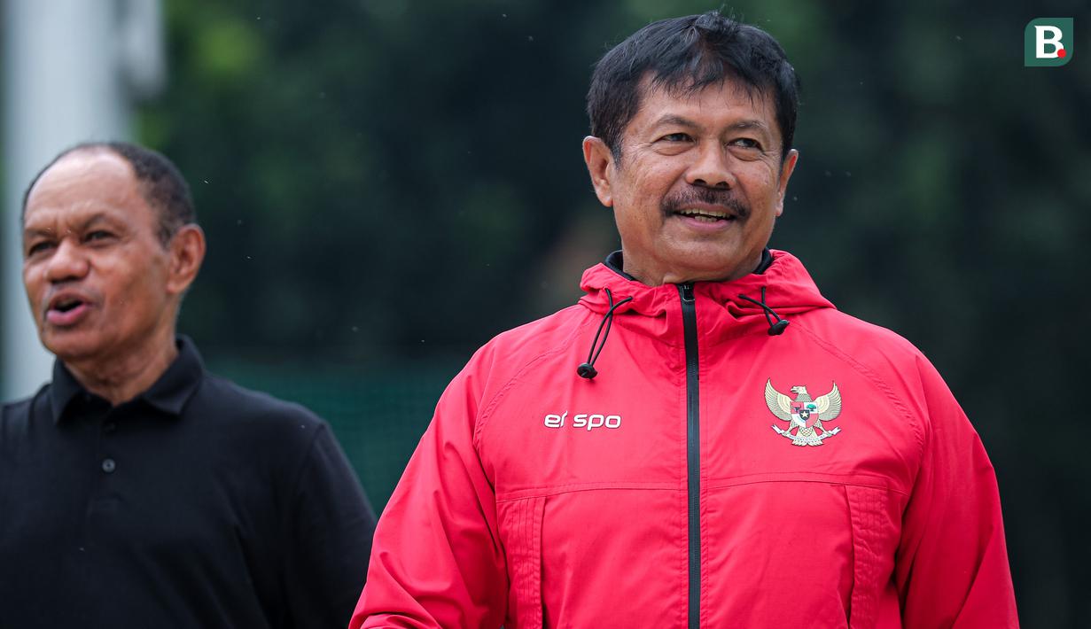 Pelatih Timnas Indonesia U-20, Indra Sjafri saat latihan resmi menjelang Kualifikasi Piala Asia U-20 2025 yang berlangsung di Lapangan A, Stadion Utama Gelora Bung Karno (SUGBK), Senayan, Jakarta, Selasa (24/09/2024). (Bola.com/Bagaskara Lazuardi)