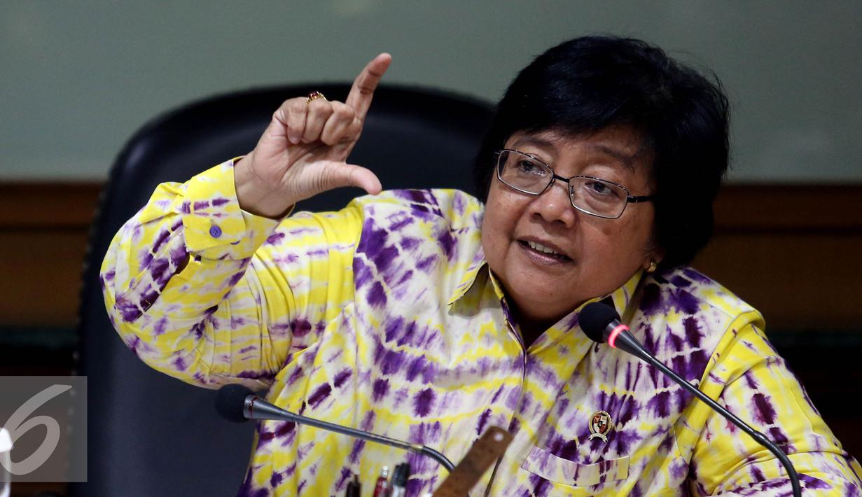 Menteri Lingkungan Hidup dan Kehutanan (LHK) Siti Nurbaya memberikan keterangan pers di Jakarta, Selasa (6/9). Jumpa pers tersebut terkait penyanderaan tujuh Penyidik PNS KLHK oleh pelaku pembakar hutan di Riau. (Liputan6.com/Johan Tallo)