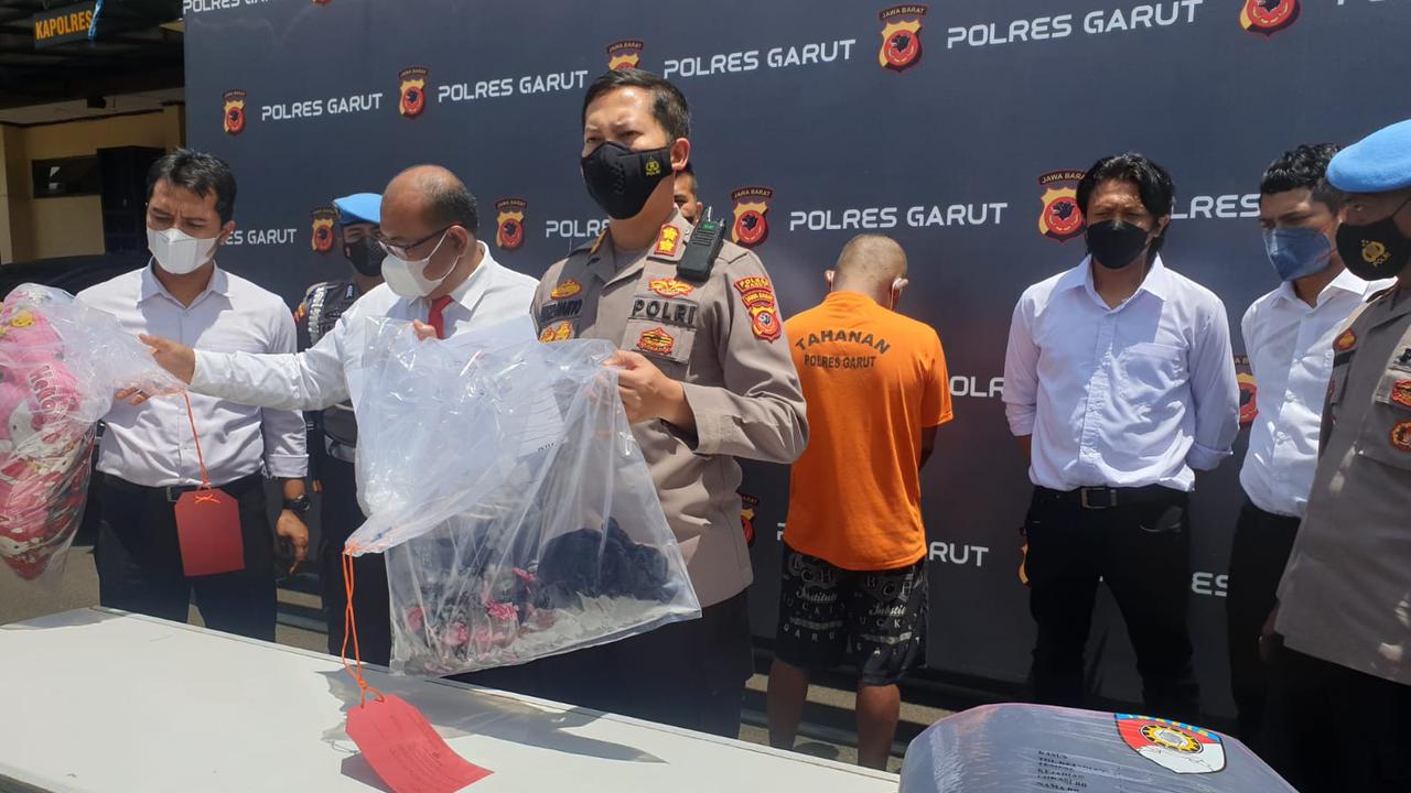 Kapolres Garut AKBP Wirdhanto Hadicaksono menunjukan beberapa barang bukti yang digunakan YAK saat menghabisi nyawa Deti yang merupakan istrinya, akhir 2020 lalu.